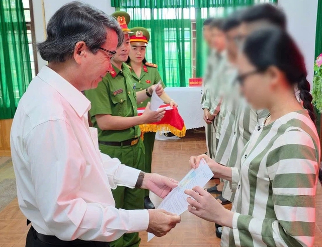 Đặc xá dịp Quốc khánh 2.9: Nước mắt ngày rời song sắt, đoàn tụ gia đình - Ảnh 2. Đặc xá dịp Quốc khánh 2.9: Nước mắt ngày rời song sắt, đoàn tụ gia đình - Ảnh 2.