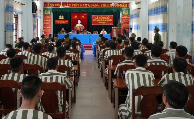 Đặc xá dịp Quốc khánh 2.9: Nước mắt ngày rời song sắt, đoàn tụ gia đình - Ảnh 1. Đặc xá dịp Quốc khánh 2.9: Nước mắt ngày rời song sắt, đoàn tụ gia đình - Ảnh 1.