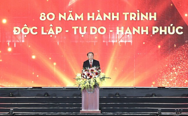 'Mưa đỏ' đổ bộ '80 năm hành trình Độc lập - Tự do - Hạnh phúc'
- Ảnh 1. 'Mưa đỏ' đổ bộ '80 năm hành trình Độc lập - Tự do - Hạnh phúc'
- Ảnh 1.
