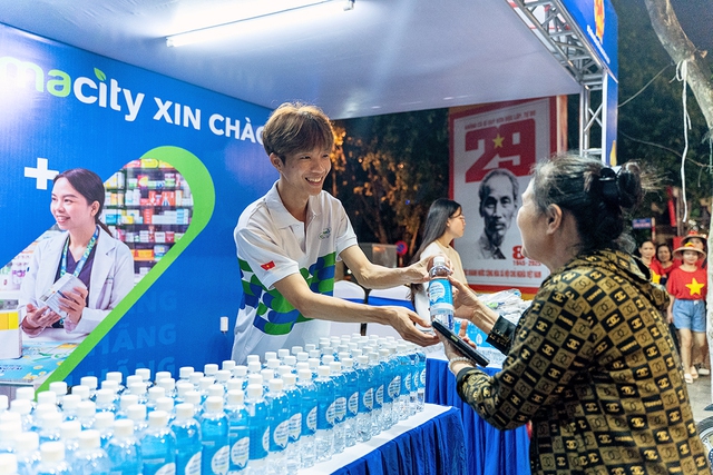 Đội ngũ y tế kịp thời hỗ trợ người dân gặp vấn đề sức khỏe khi tham dự đại lễ- Ảnh 1. Đội ngũ y tế kịp thời hỗ trợ người dân gặp vấn đề sức khỏe khi tham dự đại lễ- Ảnh 1.
