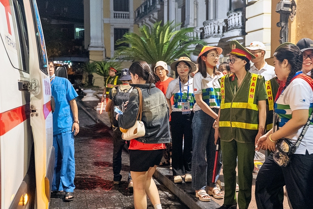 Đội ngũ y tế kịp thời hỗ trợ người dân gặp vấn đề sức khỏe khi tham dự đại lễ- Ảnh 3. Đội ngũ y tế kịp thời hỗ trợ người dân gặp vấn đề sức khỏe khi tham dự đại lễ- Ảnh 3.
