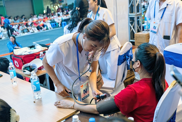Đội ngũ y tế kịp thời hỗ trợ người dân gặp vấn đề sức khỏe khi tham dự đại lễ- Ảnh 2. Đội ngũ y tế kịp thời hỗ trợ người dân gặp vấn đề sức khỏe khi tham dự đại lễ- Ảnh 2.