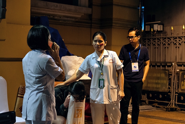 Đội ngũ y tế kịp thời hỗ trợ người dân gặp vấn đề sức khỏe khi tham dự đại lễ- Ảnh 4. Đội ngũ y tế kịp thời hỗ trợ người dân gặp vấn đề sức khỏe khi tham dự đại lễ- Ảnh 4.