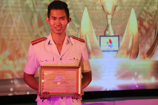 Từ chiến sĩ ph&ograve;ng ch&aacute;y chữa ch&aacute;y tới thầy gi&aacute;o dạy văn ở TP.HCM - Ảnh 2.