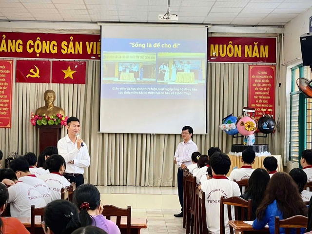 Từ chiến sĩ ph&ograve;ng ch&aacute;y chữa ch&aacute;y tới thầy gi&aacute;o dạy văn ở TP.HCM - Ảnh 7.