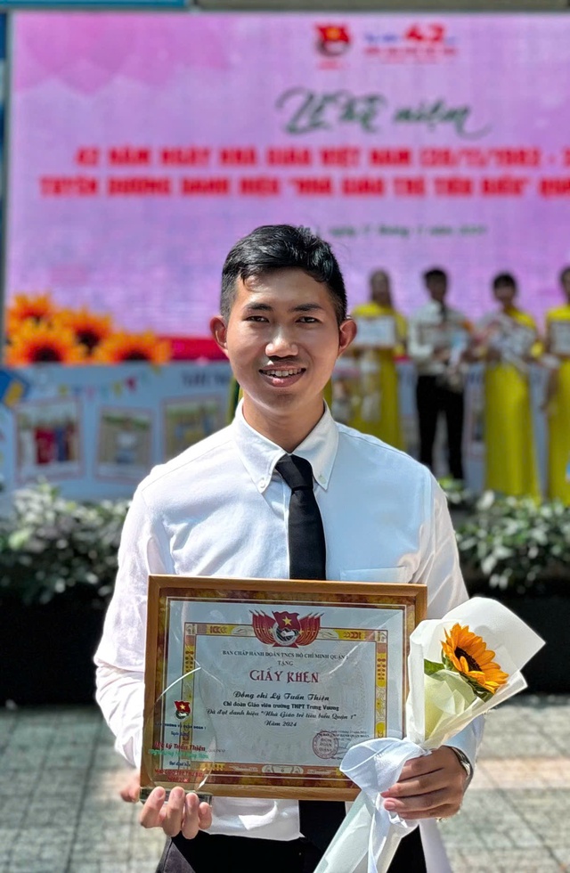 Từ chiến sĩ ph&ograve;ng ch&aacute;y chữa ch&aacute;y tới thầy gi&aacute;o dạy văn ở TP.HCM - Ảnh 9.