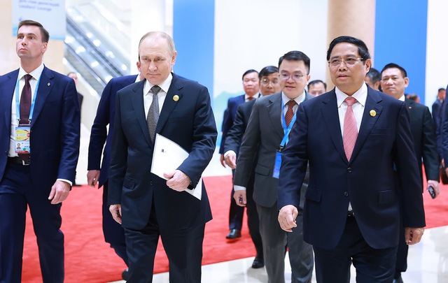 Thủ tướng Phạm Minh Ch&iacute;nh gặp Tổng thống Nga Vladimir Putin - Ảnh 1.