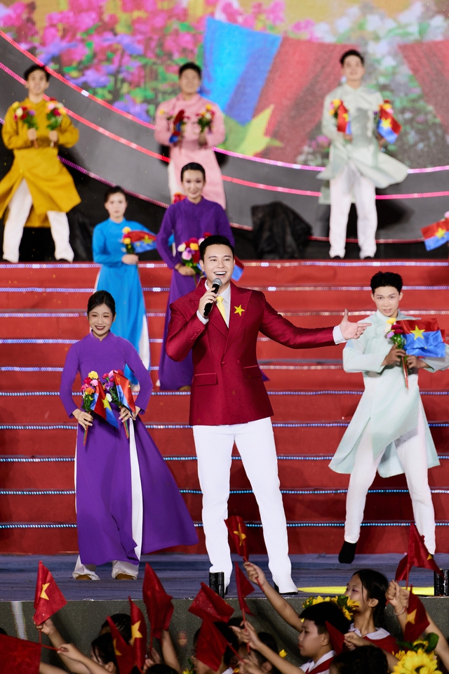 Ca sĩ Đông Hùng nói về những màn trình diễn gây sốt tại 'concert quốc gia' - Ảnh 2.