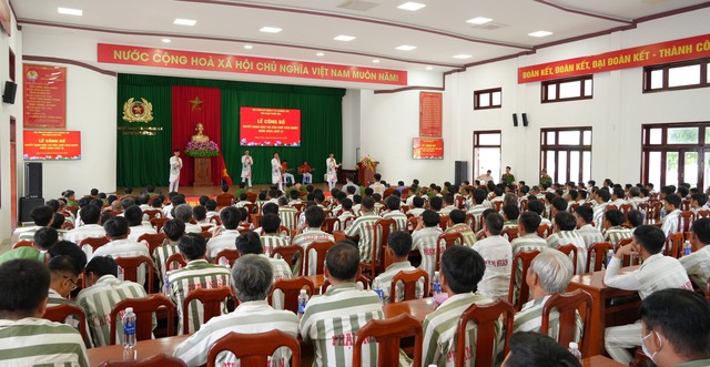 Trại giam Châu Bình công bố quyết định đặc xá 158 phạm nhân - Ảnh 1.