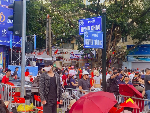 Kiên trì bám trụ dưới mưa, chờ xem diễu binh vào sáng 2.9 - Ảnh 3.