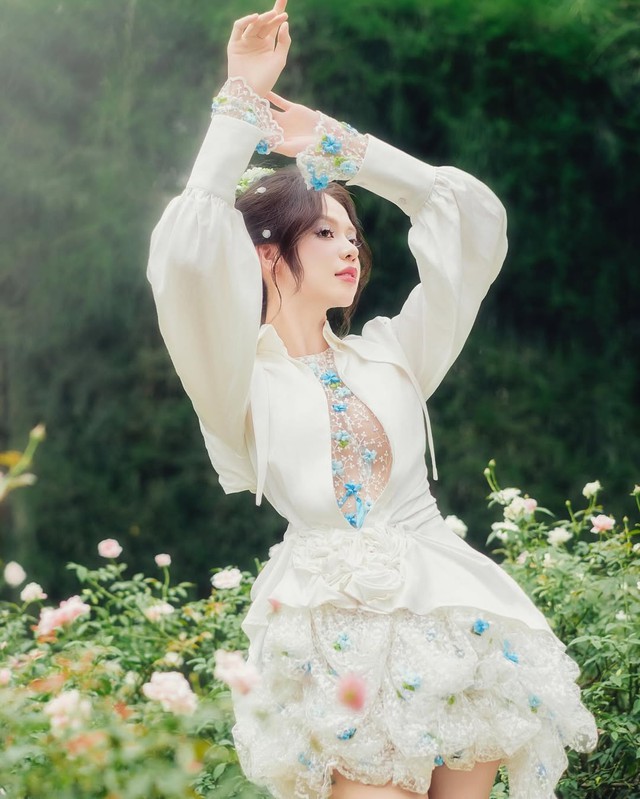 Đầm họa tiết giúp nàng khắc họa vẻ đẹp lãng mạn - Ảnh 1.