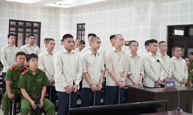 Đà Nẵng: 26 bị cáo lĩnh án sau vụ hỗn chiến bằng bom xăng, đao kiếm- Ảnh 1.
