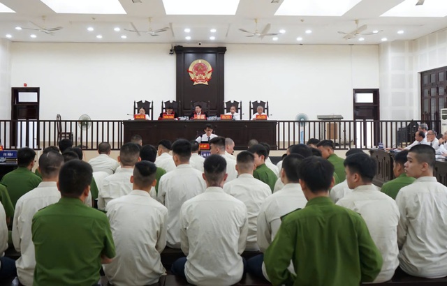 Đà Nẵng: 26 bị cáo lĩnh án sau vụ hỗn chiến bằng bom xăng, đao kiếm- Ảnh 2.