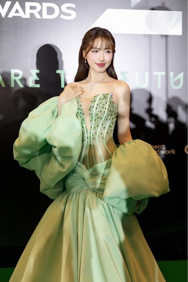 Đầm họa tiết giúp nàng khắc họa vẻ đẹp lãng mạn - Ảnh 7.