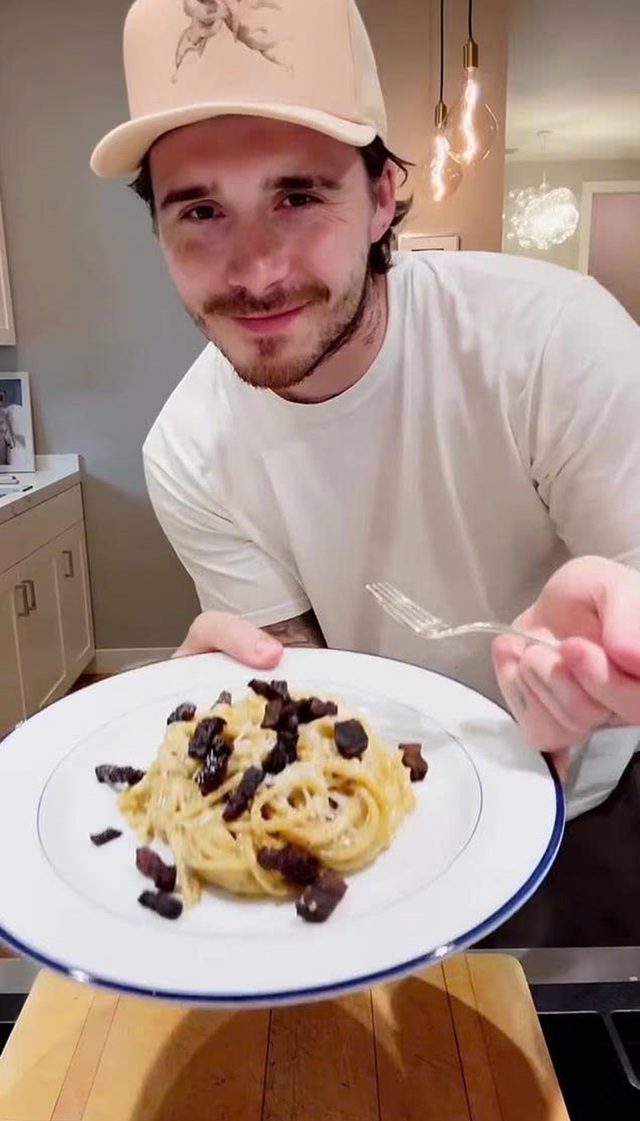 Brooklyn Beckham 'quay lưng' với gia đ&igrave;nh v&igrave; được cha vợ hậu thuẫn t&agrave;i ch&iacute;nh? - Ảnh 1.
