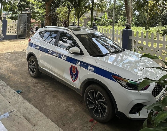 Xuất hiện xe dán decal 'Cuộc sống cô đơn' na ná xe CSGT: Có vi phạm không? - Ảnh 1.