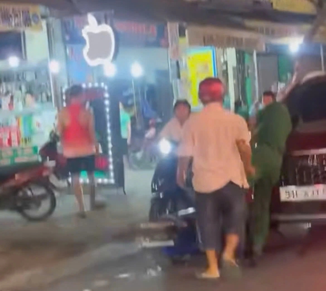 TP.HCM: Người đàn ông không chịu đo nồng độ cồn, tấn công tổ công tác- Ảnh 1. TP.HCM: Người đàn ông không chịu đo nồng độ cồn, tấn công tổ công tác- Ảnh 1.