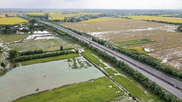 Đường 'ổ gà' thành cao tốc huyết mạch ĐBSCL, xe chạy bon bon 90 km/giờ- Ảnh 3. Đường 'ổ gà' thành cao tốc huyết mạch ĐBSCL, xe chạy bon bon 90 km/giờ- Ảnh 3.
