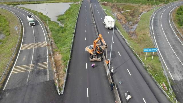 Đường 'ổ gà' thành cao tốc huyết mạch ĐBSCL, xe chạy bon bon 90 km/giờ- Ảnh 1. Đường 'ổ gà' thành cao tốc huyết mạch ĐBSCL, xe chạy bon bon 90 km/giờ- Ảnh 1.