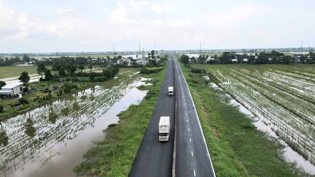 Đường 'ổ gà' thành cao tốc huyết mạch ĐBSCL, xe chạy bon bon 90 km/giờ- Ảnh 2. Đường 'ổ gà' thành cao tốc huyết mạch ĐBSCL, xe chạy bon bon 90 km/giờ- Ảnh 2.