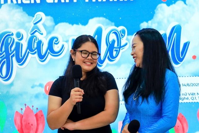 Triển lãm vẽ tranh của cô bé 15 tuổi giúp nữ sinh nghèo có áo dài mới - Ảnh 1. Triển lãm vẽ tranh của cô bé 15 tuổi giúp nữ sinh nghèo có áo dài mới - Ảnh 1.
