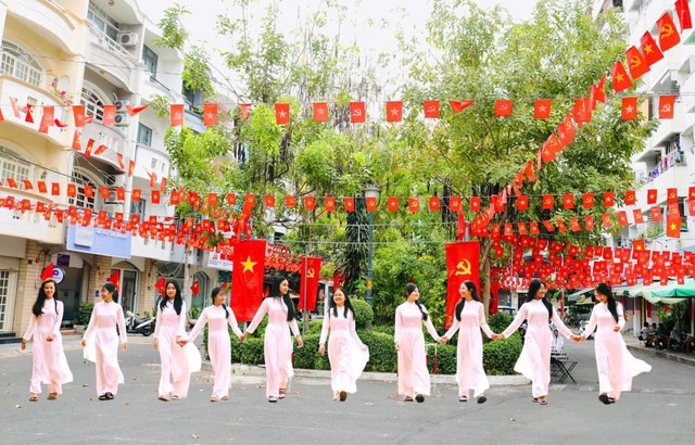 Triển lãm vẽ tranh của cô bé 15 tuổi giúp nữ sinh nghèo có áo dài mới - Ảnh 4. Triển lãm vẽ tranh của cô bé 15 tuổi giúp nữ sinh nghèo có áo dài mới - Ảnh 4.