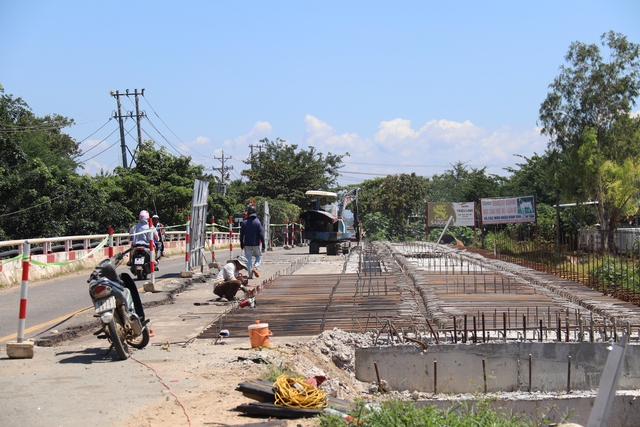 Thi công QL28B nhếch nhác: 'Cơ bản không còn tình trạng cỏ mọc ở công trường nữa' - Ảnh 4.