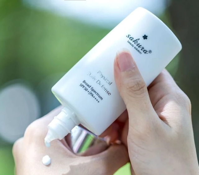 Top 10 kem chống nắng cho da khô dù bong tróc cũng căng bóng, mềm mượt ngay - Ảnh 8.