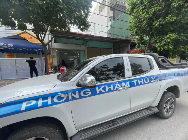 Xuất hiện xe dán decal 'Cuộc sống cô đơn' na ná xe CSGT: Có vi phạm không? - Ảnh 2.