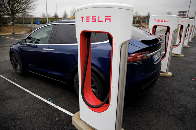 Người Mỹ ch&ecirc; xe điện Tesla, Elon Musk đối diện th&aacute;ch thức lớn- Ảnh 2.