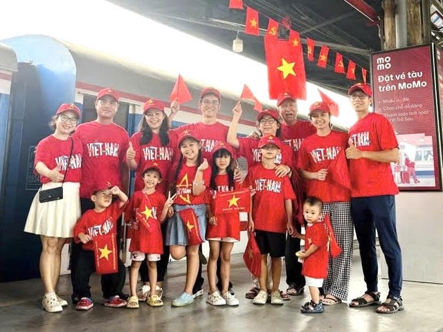 Quốc ca vang lên trên chuyến tàu bắc - nam đúng thời khắc đại lễ Quốc khánh - Ảnh 1.