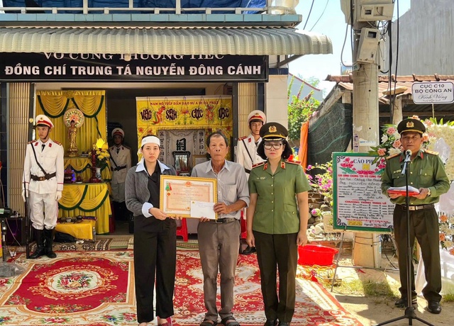 Truy tặng Huân chương Bảo vệ Tổ quốc cho trung tá công an Nguyễn Đông Cánh- Ảnh 2. Truy tặng Huân chương Bảo vệ Tổ quốc cho trung tá công an Nguyễn Đông Cánh- Ảnh 2.