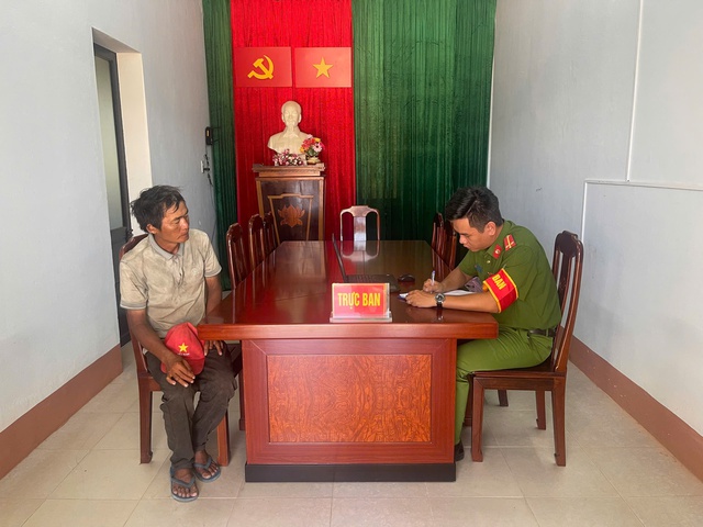 Người đàn ông đi lạc 10 ngày được công an hỗ trợ đưa về quê- Ảnh 1.
