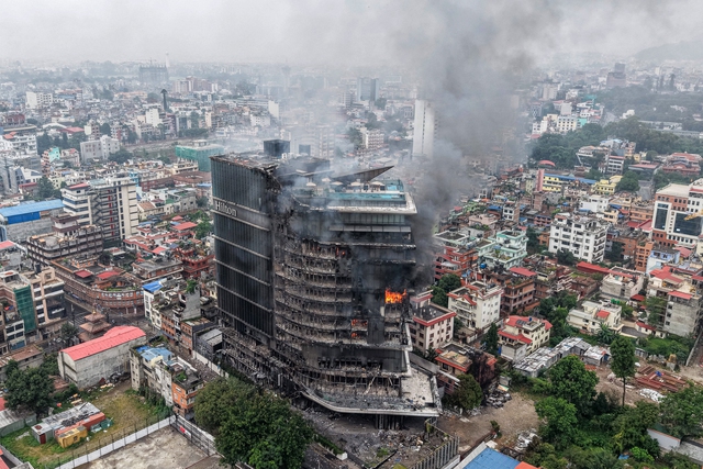 Quân đội Nepal áp đặt giới nghiêm, tái thiết lập trật tự - Ảnh 3.