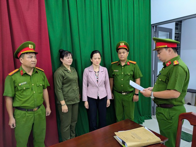 Công an TP.HCM tạm giữ hình sự bác sĩ nha khoa Tuyết Chinh đánh khách hàng- Ảnh 1. Công an TP.HCM tạm giữ hình sự bác sĩ nha khoa Tuyết Chinh đánh khách hàng- Ảnh 1.
