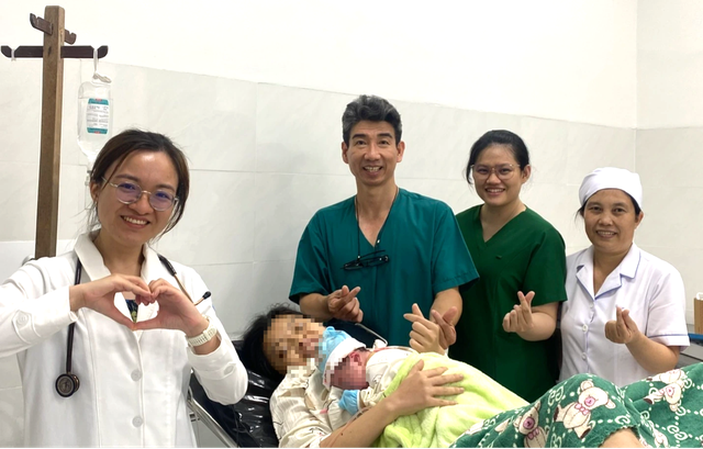 Bác sĩ Bệnh viện Hùng Vương trực tiếp đỡ sinh tại đặc khu Côn Đảo- Ảnh 1. Bác sĩ Bệnh viện Hùng Vương trực tiếp đỡ sinh tại đặc khu Côn Đảo- Ảnh 1.