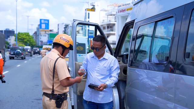 CSGT TP.HCM tổng kiểm tra ngừa tai nạn, tài xế lơ là dễ mất tiền triệu- Ảnh 1.