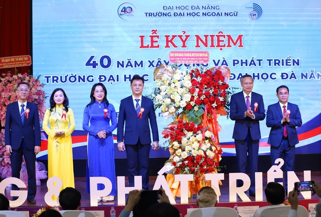 ĐH Ngoại ngữ, ĐH Đà Nẵng nhận Bằng khen của Thủ tướng nhân kỷ niệm 40 năm  - Ảnh 1.