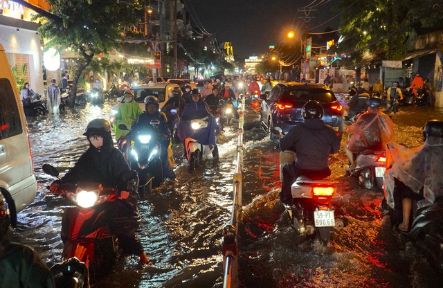 Dự báo thời tiết TP.HCM hôm nay tiếp tục mưa lớn kèm giông lốc vào chiều tối - Ảnh 1.