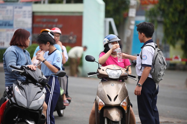 TP.HCM sẽ quy định không tan học trước 16 giờ 30 - Ảnh 1.