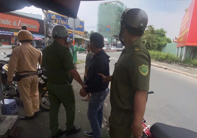 TP.HCM: Khống chế người đàn ông cầm rựa ra đường, có biểu hiện bất thường- Ảnh 2. TP.HCM: Khống chế người đàn ông cầm rựa ra đường, có biểu hiện bất thường- Ảnh 2.