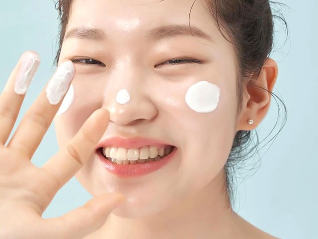 Top 10 kem chống nắng cho da nhạy cảm, mỏng yếu cỡ nào dùng cũng “êm ru” - Ảnh 1.