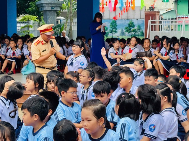 Phụ huynh đưa đón con đi học coi chừng bị CSGT phạt vì lỗi phổ biến này - Ảnh 3.