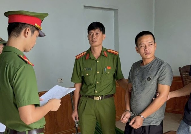 Đánh con rồi quay video gửi vợ, bắt con tát liên tiếp vào mặt và nằm xem - Ảnh 1.
