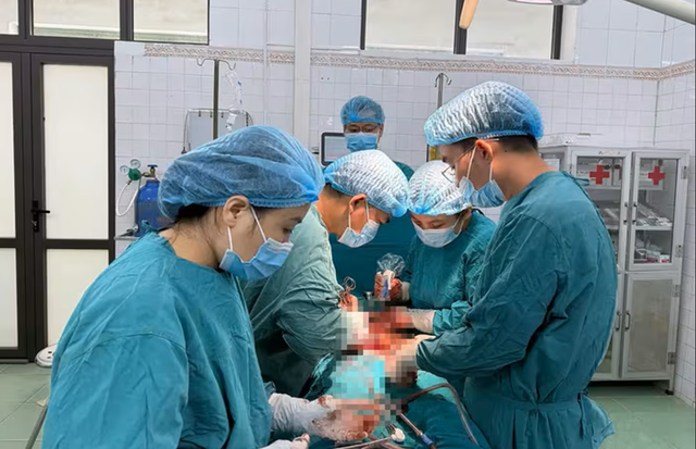 Phẫu thuật khẩn cứu sống phụ nữ có khối u nang buồng trứng xoắn kích thước 'khủng'- Ảnh 1. Phẫu thuật khẩn cứu sống phụ nữ có khối u nang buồng trứng xoắn kích thước 'khủng'- Ảnh 1.