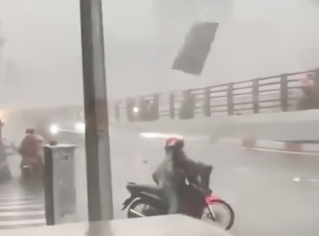 Mái tôn bay vèo vèo trong cơn giông lốc…