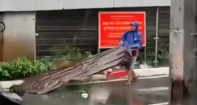 Mái tôn bay vèo vèo trong cơn giông lốc dữ dội ở TP.HCM, vì sao?- Ảnh 2. Mái tôn bay vèo vèo trong cơn giông lốc dữ dội ở TP.HCM, vì sao?- Ảnh 2.