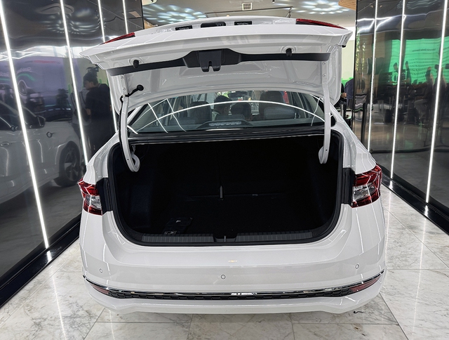 Skoda Slavia tung ra thị trường Việt Nam 3 phiên bản, giá từ 468 triệu đồng - Ảnh 4.