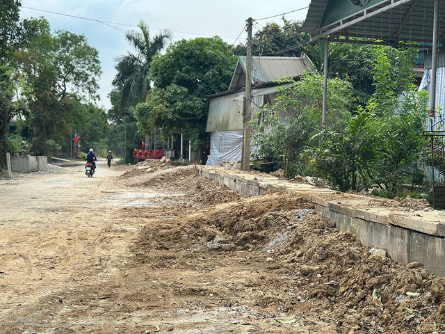 Từ đơn thư bạn đọc: Dự án tỉnh lộ hơn 300 tỉ đồng làm mãi không xong- Ảnh 2.