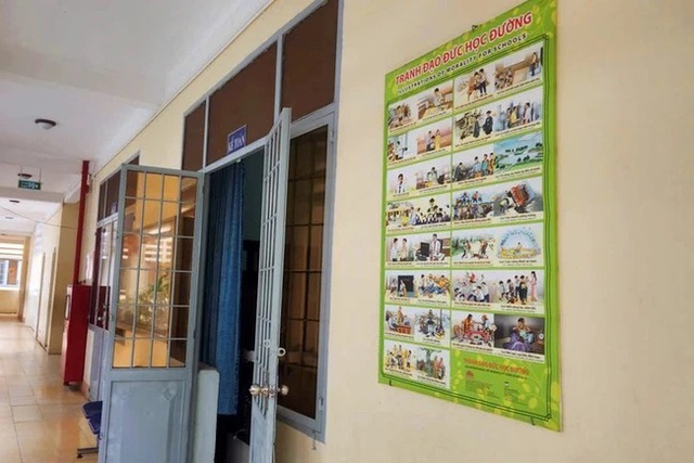 Trường tiểu học ở TP.HCM treo tranh 'luật nhân quả', UBND phường Phú Mỹ nói gì?- Ảnh 1.